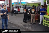 Personel Polres Minsel saat melakukan pemeriksaan dokumen kendaraan dan QR Code di SPBU Amurang, 06/06/26.
