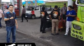 Personel Polres Minsel saat melakukan pemeriksaan dokumen kendaraan dan QR Code di SPBU Amurang, 06/06/26.