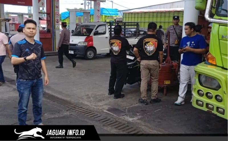Personel Polres Minsel saat melakukan pemeriksaan dokumen kendaraan dan QR Code di SPBU Amurang, 06/06/26.