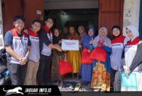 Penyaluran bantuan paket sembako gratis oleh Pertamina Patra Niaga Regional Sulawesi kepada 153 warga kelompok binaan CSR IT Makassar dalam rangka memperingati Hari Raya Iduladha 1447 H
