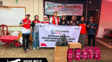 Perwakilan Pertamina Patra Niaga IT Bitung menyerahkan bantuan logistik dan energi secara simbolis kepada pihak BPBD Kabupaten Bolaang Mongondow di Posko Darurat Bencana, Jumat 05/06/26.