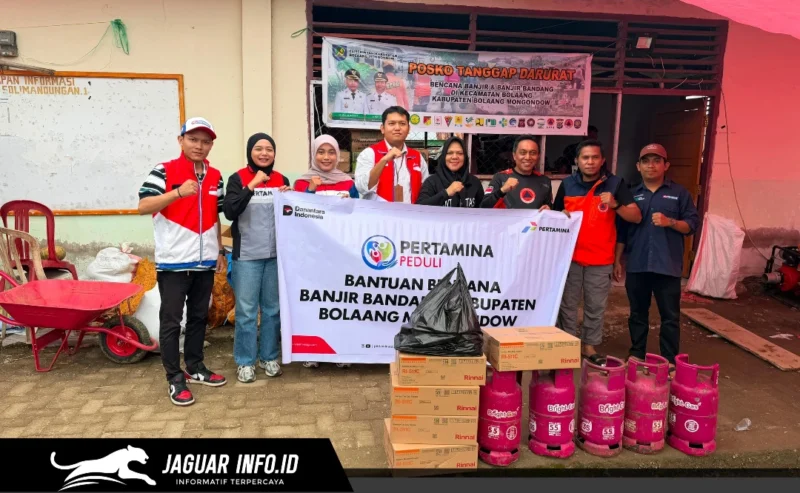 Perwakilan Pertamina Patra Niaga IT Bitung menyerahkan bantuan logistik dan energi secara simbolis kepada pihak BPBD Kabupaten Bolaang Mongondow di Posko Darurat Bencana, Jumat 05/06/26.