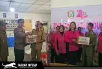 Kapolda Sulut Irjen Pol Roycke Langie bersama Ketua Bhayangkari menyerahkan bantuan secara simbolis kepada warga terdampak bencana di Bolmong, Senin (08/06/26).