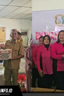 Kapolda Sulut Irjen Pol Roycke Langie dan Bhayangkari Salurkan Bantuan bagi Korban Bencana di Bolaang Mongondow