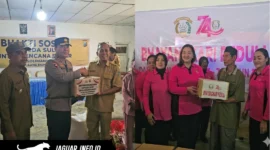 Kapolda Sulut Irjen Pol Roycke Langie bersama Ketua Bhayangkari menyerahkan bantuan secara simbolis kepada warga terdampak bencana di Bolmong, Senin (08/06/26).