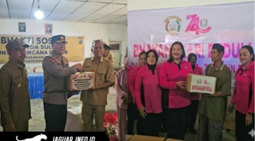 Kapolda Sulut Irjen Pol Roycke Langie bersama Ketua Bhayangkari menyerahkan bantuan secara simbolis kepada warga terdampak bencana di Bolmong, Senin (08/06/26).