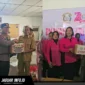Kapolda Sulut Irjen Pol Roycke Langie bersama Ketua Bhayangkari menyerahkan bantuan secara simbolis kepada warga terdampak bencana di Bolmong, Senin (08/06/26).