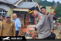 Kapolda Sulut Irjen Pol Roycke Langi didampingi Bupati Bolmong meninjau lokasi bencana di Desa Solimandungan, Senin 08/06/26.