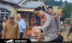 Salurkan Bantuan Korban Bencana di Bolaang Mongondow, Kapolda Sulut Ingatkan Pentingnya Jaga Lingkungan