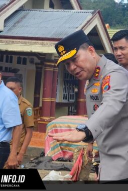 Salurkan Bantuan Korban Bencana di Bolaang Mongondow, Kapolda Sulut Ingatkan Pentingnya Jaga Lingkungan
