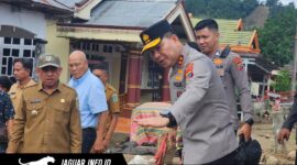 Kapolda Sulut Irjen Pol Roycke Langi didampingi Bupati Bolmong meninjau lokasi bencana di Desa Solimandungan, Senin 08/06/26.
