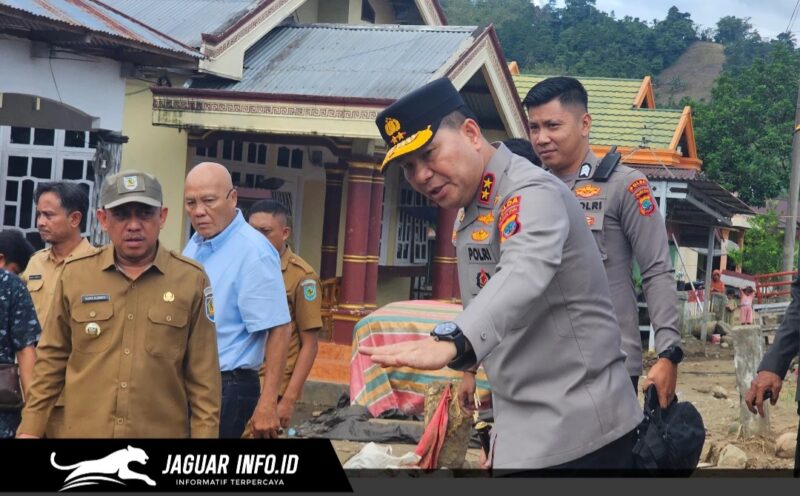 Kapolda Sulut Irjen Pol Roycke Langi didampingi Bupati Bolmong meninjau lokasi bencana di Desa Solimandungan, Senin 08/06/26.