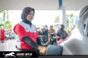 Petugas SPBU sedang melayani pengisian BBM kepada pelanggan di salah satu SPBU Pertamina.