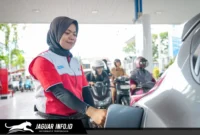 Petugas SPBU sedang melayani pengisian BBM kepada pelanggan di salah satu SPBU Pertamina.