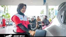 Petugas SPBU sedang melayani pengisian BBM kepada pelanggan di salah satu SPBU Pertamina.