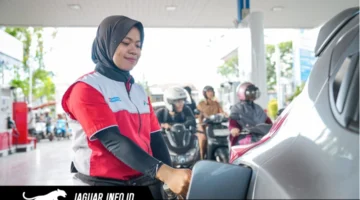 Petugas SPBU sedang melayani pengisian BBM kepada pelanggan di salah satu SPBU Pertamina.