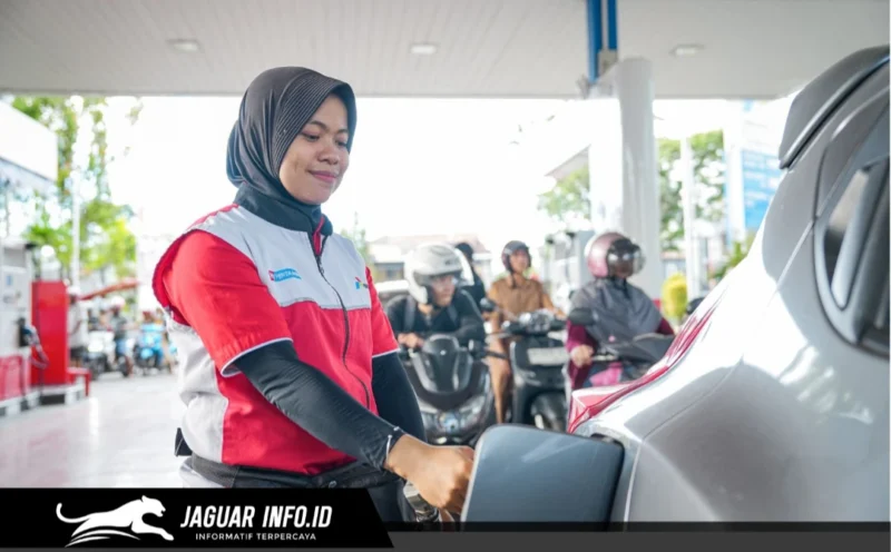 Petugas SPBU sedang melayani pengisian BBM kepada pelanggan di salah satu SPBU Pertamina.