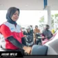 Petugas SPBU sedang melayani pengisian BBM kepada pelanggan di salah satu SPBU Pertamina.