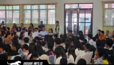 Menteri Sosial Saifullah Yusuf (Gus Ipul) saat meninjau kegiatan Open House di SRMP 21 Manado, Sulawesi Utara, Kamis (11/6/2026), untuk melihat langsung perkembangan karakter dan kemampuan siswa Sekolah Rakyat.
