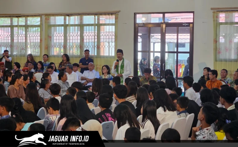 Menteri Sosial Saifullah Yusuf (Gus Ipul) saat meninjau kegiatan Open House di SRMP 21 Manado, Sulawesi Utara, Kamis (11/6/2026), untuk melihat langsung perkembangan karakter dan kemampuan siswa Sekolah Rakyat.