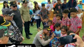 Polres Kepulauan Sangihe salurkan bantuan dan lakukan trauma healing bagi warga terdampak gempa di wilayah perbatasan menjelang Hari Bhayangkara ke-80.
