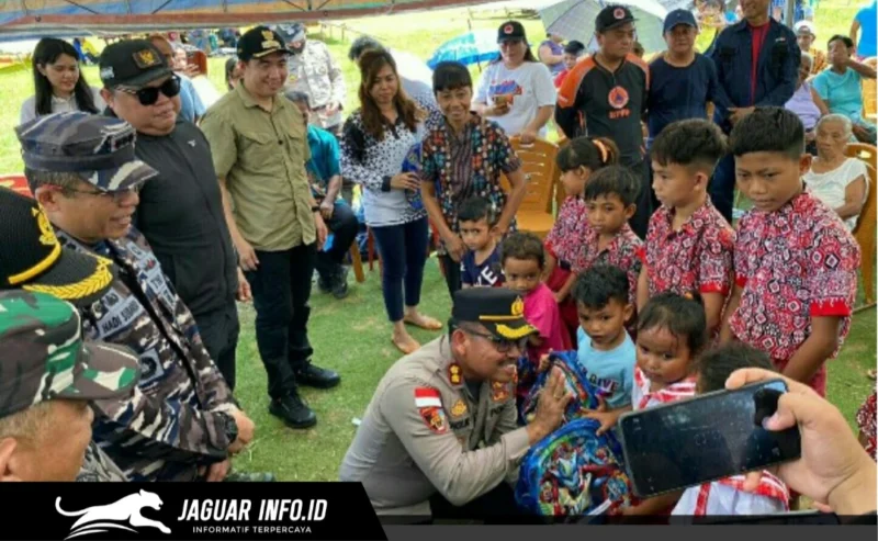 Polres Kepulauan Sangihe salurkan bantuan dan lakukan trauma healing bagi warga terdampak gempa di wilayah perbatasan menjelang Hari Bhayangkara ke-80.