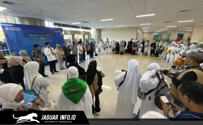 Wakil Gubernur Sulawesi Utara, Victor J. Mailangkay, saat menyambut kedatangan jamaah haji di Bandara Internasional Sam Ratulangi, Manado, 14/06/26.