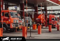 Mobil tangki Pertamina bersiap melakukan distribusi bahan bakar menuju SPBU guna memastikan ketersediaan stok Pertalite tetap terjaga bagi masyarakat.