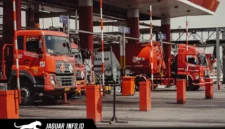 Mobil tangki Pertamina bersiap melakukan distribusi bahan bakar menuju SPBU guna memastikan ketersediaan stok Pertalite tetap terjaga bagi masyarakat.