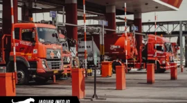 Mobil tangki Pertamina bersiap melakukan distribusi bahan bakar menuju SPBU guna memastikan ketersediaan stok Pertalite tetap terjaga bagi masyarakat.