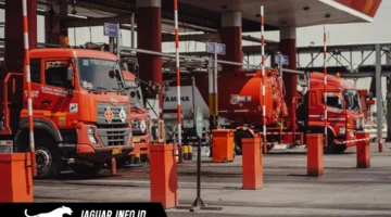 Mobil tangki Pertamina bersiap melakukan distribusi bahan bakar menuju SPBU guna memastikan ketersediaan stok Pertalite tetap terjaga bagi masyarakat.