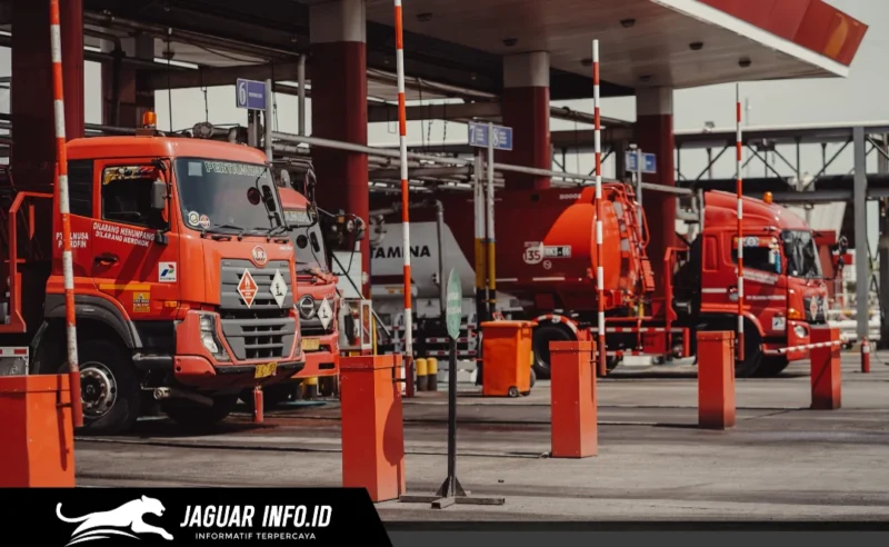 Mobil tangki Pertamina bersiap melakukan distribusi bahan bakar menuju SPBU guna memastikan ketersediaan stok Pertalite tetap terjaga bagi masyarakat.