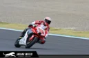 Herjun Atna Firdaus saat melakukan manuver agresif bersama CBR600RR pada race 1 Supersport (SS) 600 di Mobility Resort Motegi. Sempat tercecer ke posisi delapan, pebalap AHRT ini bangkit untuk finis di posisi ketiga. (14/06/26)