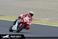 Herjun Atna Firdaus saat melakukan manuver agresif bersama CBR600RR pada race 1 Supersport (SS) 600 di Mobility Resort Motegi. Sempat tercecer ke posisi delapan, pebalap AHRT ini bangkit untuk finis di posisi ketiga. (14/06/26)