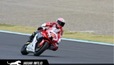 Herjun Atna Firdaus saat melakukan manuver agresif bersama CBR600RR pada race 1 Supersport (SS) 600 di Mobility Resort Motegi. Sempat tercecer ke posisi delapan, pebalap AHRT ini bangkit untuk finis di posisi ketiga. (14/06/26)