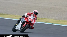 Herjun Atna Firdaus saat melakukan manuver agresif bersama CBR600RR pada race 1 Supersport (SS) 600 di Mobility Resort Motegi. Sempat tercecer ke posisi delapan, pebalap AHRT ini bangkit untuk finis di posisi ketiga. (14/06/26)