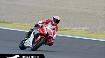 Herjun Atna Firdaus saat melakukan manuver agresif bersama CBR600RR pada race 1 Supersport (SS) 600 di Mobility Resort Motegi. Sempat tercecer ke posisi delapan, pebalap AHRT ini bangkit untuk finis di posisi ketiga. (14/06/26)