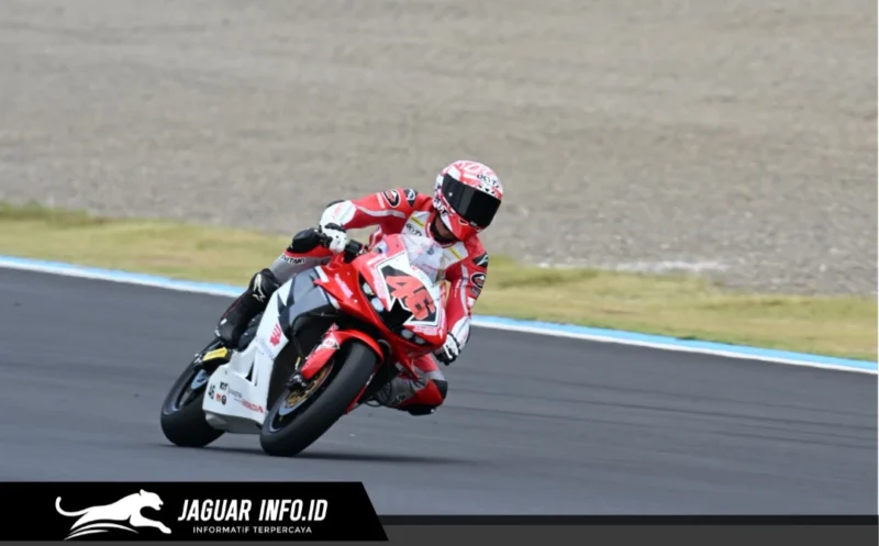 Herjun Atna Firdaus saat melakukan manuver agresif bersama CBR600RR pada race 1 Supersport (SS) 600 di Mobility Resort Motegi. Sempat tercecer ke posisi delapan, pebalap AHRT ini bangkit untuk finis di posisi ketiga. (14/06/26)