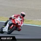 Herjun Atna Firdaus saat melakukan manuver agresif bersama CBR600RR pada race 1 Supersport (SS) 600 di Mobility Resort Motegi. Sempat tercecer ke posisi delapan, pebalap AHRT ini bangkit untuk finis di posisi ketiga. (14/06/26)