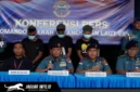 Komandan Kodaeral VIII, Laksda TNI Dery Triesananto Suhendi, S.E., M.Tr.Opsla., memberikan keterangan pers terkait keberhasilan Tim QR-8 Kodaeral VIII dalam menggagalkan penyelundupan 1 ton Sianida dan barang ilegal lainnya oleh WNA asal Filipina di Joglo Makodaeral VIII