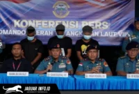 Komandan Kodaeral VIII, Laksda TNI Dery Triesananto Suhendi, S.E., M.Tr.Opsla., memberikan keterangan pers terkait keberhasilan Tim QR-8 Kodaeral VIII dalam menggagalkan penyelundupan 1 ton Sianida dan barang ilegal lainnya oleh WNA asal Filipina di Joglo Makodaeral VIII