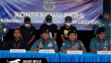 Komandan Kodaeral VIII, Laksda TNI Dery Triesananto Suhendi, S.E., M.Tr.Opsla., memberikan keterangan pers terkait keberhasilan Tim QR-8 Kodaeral VIII dalam menggagalkan penyelundupan 1 ton Sianida dan barang ilegal lainnya oleh WNA asal Filipina di Joglo Makodaeral VIII