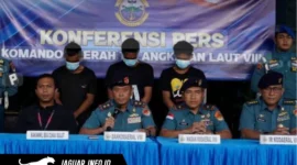 Komandan Kodaeral VIII, Laksda TNI Dery Triesananto Suhendi, S.E., M.Tr.Opsla., memberikan keterangan pers terkait keberhasilan Tim QR-8 Kodaeral VIII dalam menggagalkan penyelundupan 1 ton Sianida dan barang ilegal lainnya oleh WNA asal Filipina di Joglo Makodaeral VIII