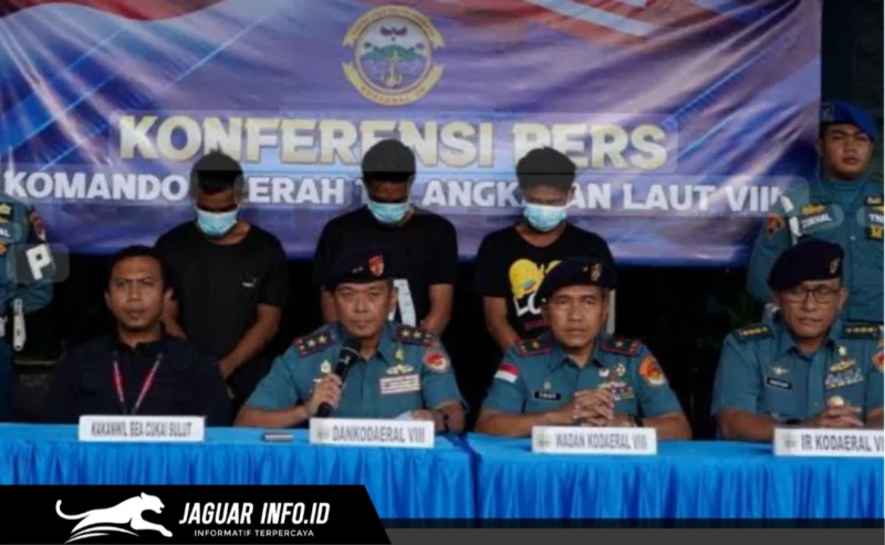 Komandan Kodaeral VIII, Laksda TNI Dery Triesananto Suhendi, S.E., M.Tr.Opsla., memberikan keterangan pers terkait keberhasilan Tim QR-8 Kodaeral VIII dalam menggagalkan penyelundupan 1 ton Sianida dan barang ilegal lainnya oleh WNA asal Filipina di Joglo Makodaeral VIII