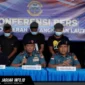 Komandan Kodaeral VIII, Laksda TNI Dery Triesananto Suhendi, S.E., M.Tr.Opsla., memberikan keterangan pers terkait keberhasilan Tim QR-8 Kodaeral VIII dalam menggagalkan penyelundupan 1 ton Sianida dan barang ilegal lainnya oleh WNA asal Filipina di Joglo Makodaeral VIII