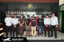 Penyidik Satreskrim Polres Tomohon saat menyerahkan tiga tersangka kasus pertambangan ilegal kepada Jaksa Penuntut Umum di Kantor Kejaksaan Negeri Tomohon, 15/06/26.