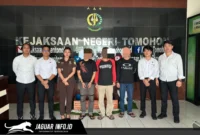 Penyidik Satreskrim Polres Tomohon saat menyerahkan tiga tersangka kasus pertambangan ilegal kepada Jaksa Penuntut Umum di Kantor Kejaksaan Negeri Tomohon, 15/06/26.