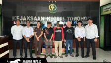 Penyidik Satreskrim Polres Tomohon saat menyerahkan tiga tersangka kasus pertambangan ilegal kepada Jaksa Penuntut Umum di Kantor Kejaksaan Negeri Tomohon, 15/06/26.