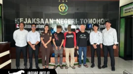 Penyidik Satreskrim Polres Tomohon saat menyerahkan tiga tersangka kasus pertambangan ilegal kepada Jaksa Penuntut Umum di Kantor Kejaksaan Negeri Tomohon, 15/06/26.