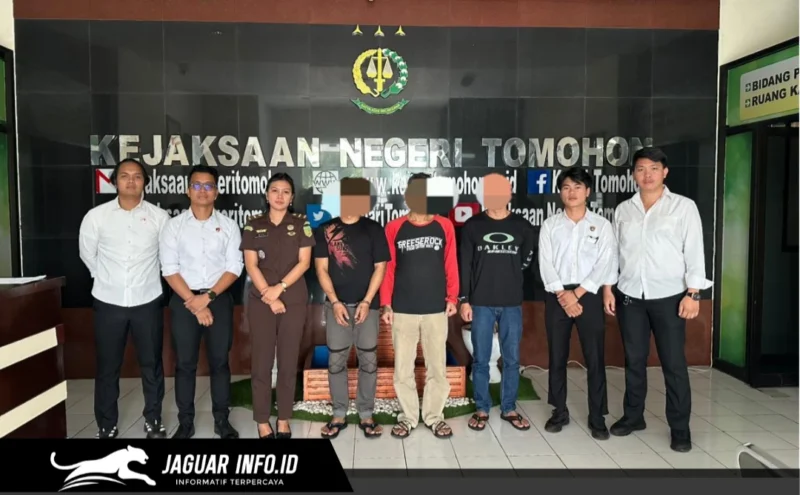 Penyidik Satreskrim Polres Tomohon saat menyerahkan tiga tersangka kasus pertambangan ilegal kepada Jaksa Penuntut Umum di Kantor Kejaksaan Negeri Tomohon, 15/06/26.